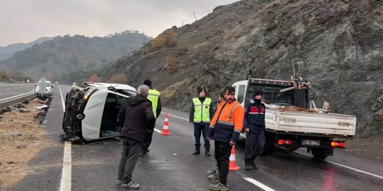 Təkəri partlayan avtomobil aşdı: 4 yaralı