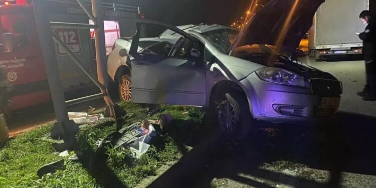 Avtomobil dirəyə çırpıldı: Sürücü öldü