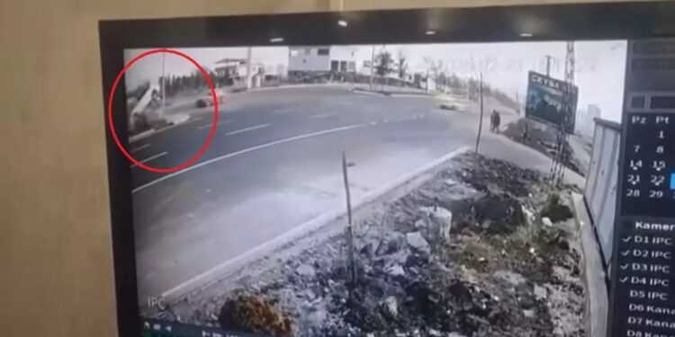 Avtomobil səkidəki ağaca və dirəyə çırpıldı: 2 yaralı