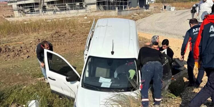 Avtomobil kanala düşdü: Sürücü yaralandı