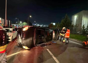 Avtomobil parklanmış vəziyyətdə olan avtomobilə çırpılaraq aşdı