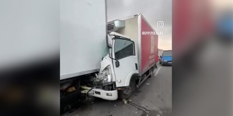 Bakıda iki yük maşını toqquşdu - VİDEO