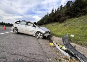 Avtomobil beton su kanalına çırpıldı: 2 yaralı