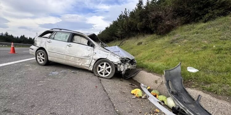 Avtomobil beton su kanalına çırpıldı: 2 yaralı