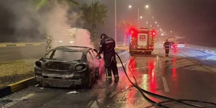 Yanan avtomobil öz özünə hərəkət etdi