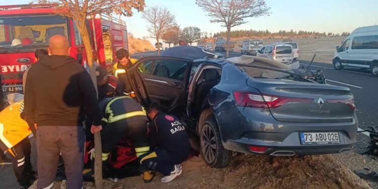 Minik avtomobili arxadan TIR-a çırpıldı: 1 ölü, 2 yaralı