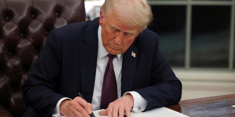 Tramp gündə 12 saat işləyir