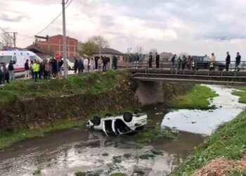 Avtomobil çaya aşdı: 3 yaralı