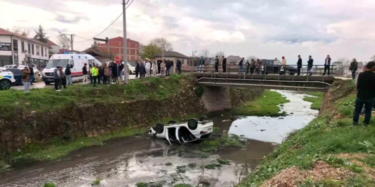 Avtomobil çaya aşdı: 3 yaralı
