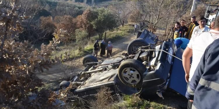 Avtomobil yol kənarına aşdı: Sürücü yaralandı