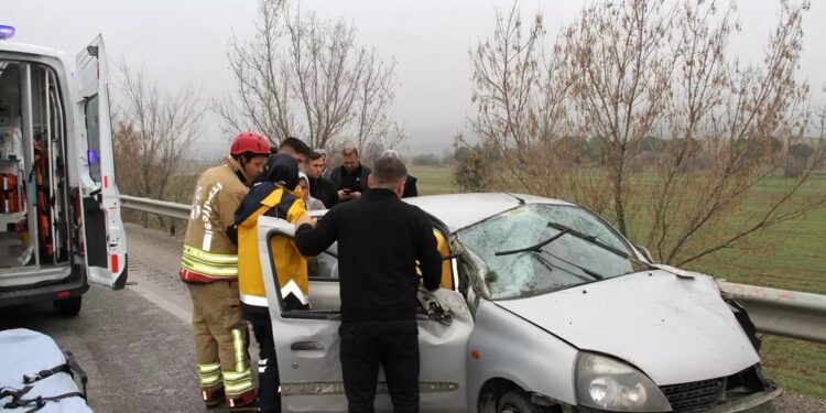 Avtomobil baryerə çırpıldı: 1 ölü, 1 yaralı