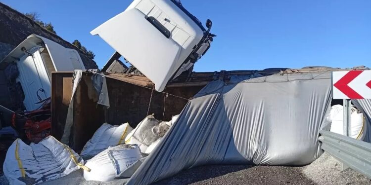 Zəncirvari qəzada iki TIR iştirak etdi