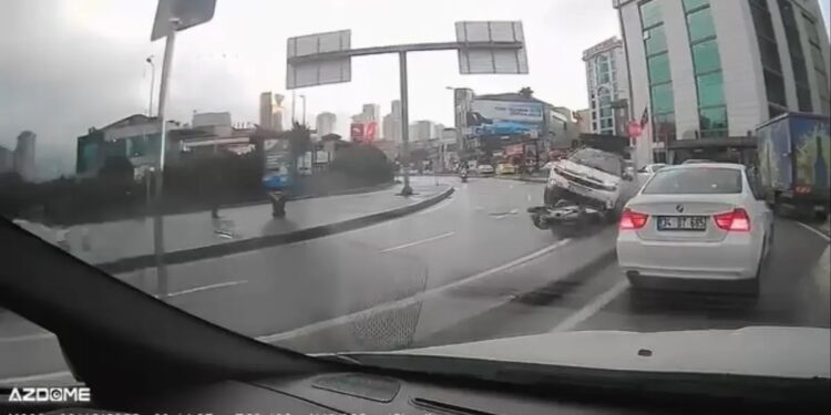 Motosikletə çırpılan avtomobil aşdı