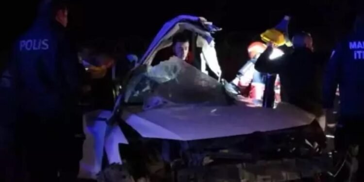 Avtomobil dirəyə çırpıldı: 2 yaralı