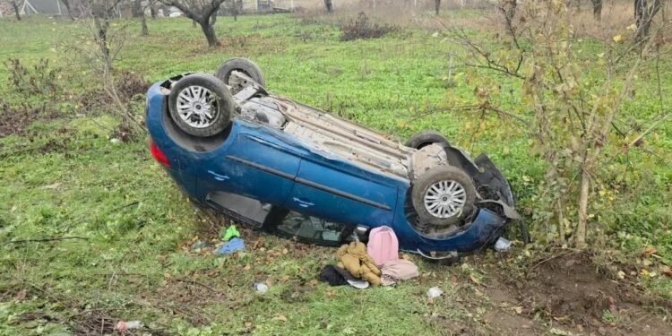 Avtomobil tarlaya aşdı: 2 yaralı