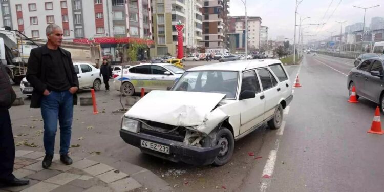 İki avtomobil toqquşdu: 2 yaralı