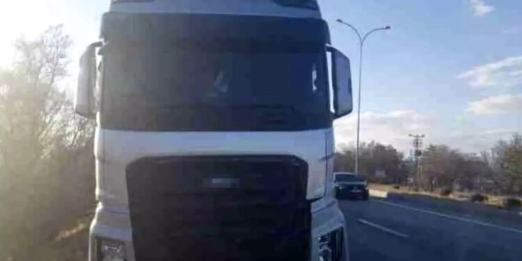 Minik avtomobili TIR-la toqquşdu: 2 yaralı