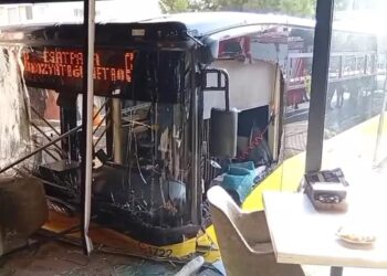 Sərnişin avtobusu iaşə obyektinə çırpıldı: 4 yaralı