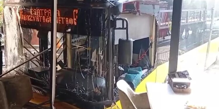 Sərnişin avtobusu iaşə obyektinə çırpıldı: 4 yaralı