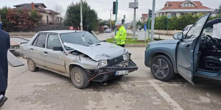 İki avtomobil toqquşdu: 2 yaralı