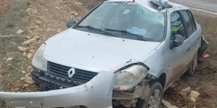 Avtomobil yol kənarına aşdı: Avtomobildə olan ər və arvad yaralandı