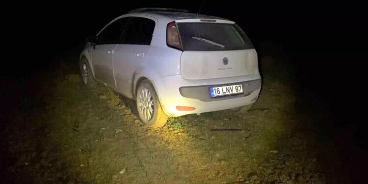 Polisdən qaçan sürücününü avtomobili palçığa batdı