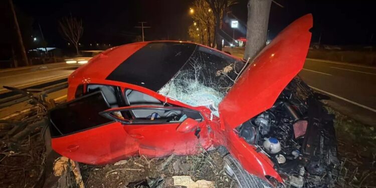 Avtomobil səkiyə və ağaclara çırpıldı: Sürücü yaralandı