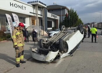 Avtomobil səkiyə çırpılaraq aşdı: Sürücü yaralandı