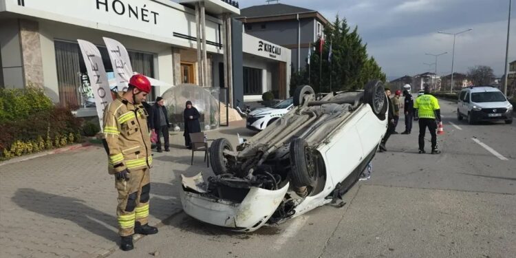 Avtomobil səkiyə çırpılaraq aşdı: Sürücü yaralandı