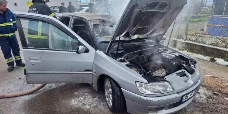 Parklanmış vəziyyətdə olan avtomobil yandı