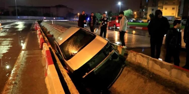 Avtomobil kanala aşdı