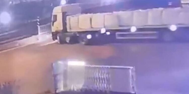 Minik avtomobili və TIR ilə toqquşdu: 2 ölü