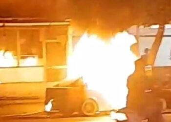 Parklanmış vəziyyətdə olan avtomobil yandı