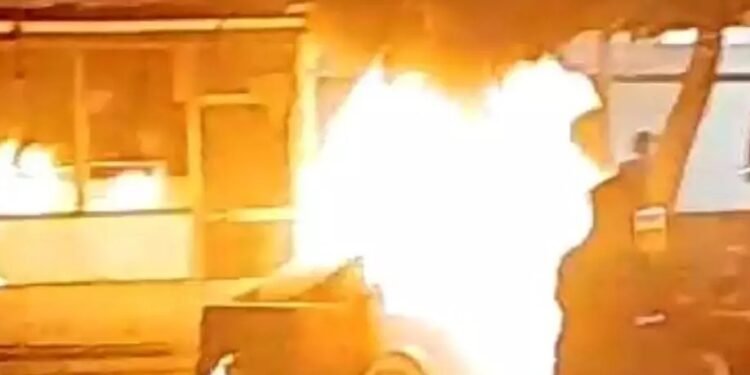 Parklanmış vəziyyətdə olan avtomobil yandı