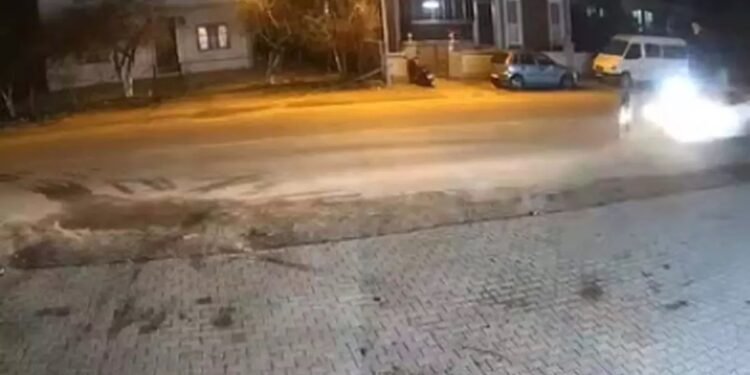 Minik avtomobili velosiped sürən 9 yaşlı uşağı vurdu