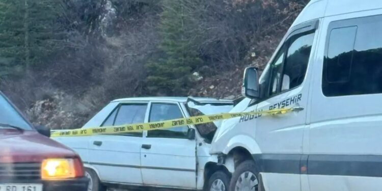 Mikroavtobus və minik avtomobili toqquşdu: 1 ölü, 1 yaralı