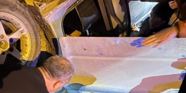 Avtomobil yol kənarına aşdı: 2 yaralı