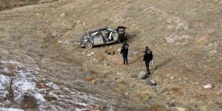 Yol kənarına aşdı: 1 ölü, 2 yaralı