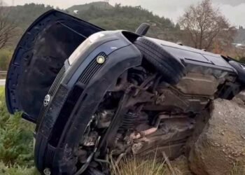 Avtomobil yol kənarına aşdı: 2 yaralı