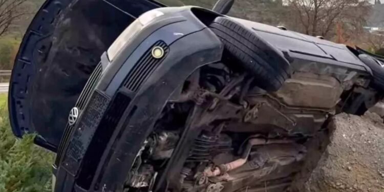 Avtomobil yol kənarına aşdı: 2 yaralı