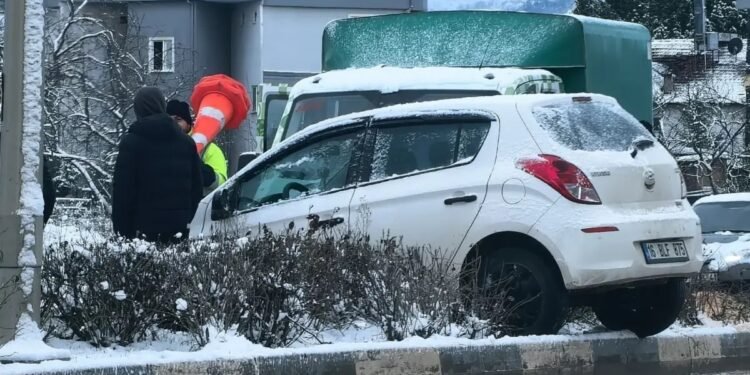 Avtomobil səkiyə çırpıldı: Sürücü yaralandı