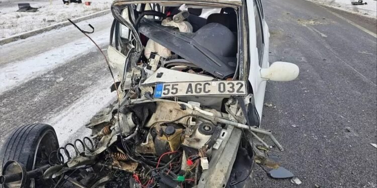 İki avtomobil toqquşdu: 3 yaralı