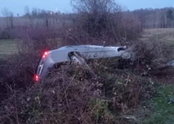 Avtomobil yol kənarına aşdı: 3 yaralı