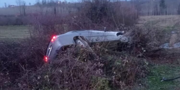 Avtomobil yol kənarına aşdı: 3 yaralı