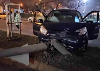 Avtomobil səkidəki dirəyə çırpıldı