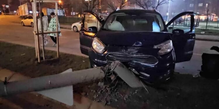 Avtomobil səkidəki dirəyə çırpıldı