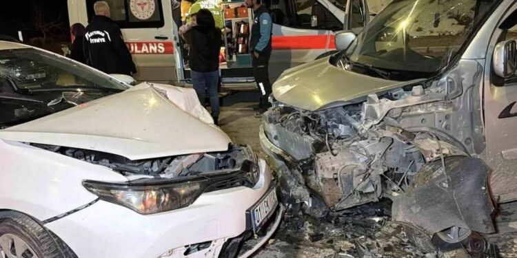 İki avtomobil toqquşdu: 3 yaralı