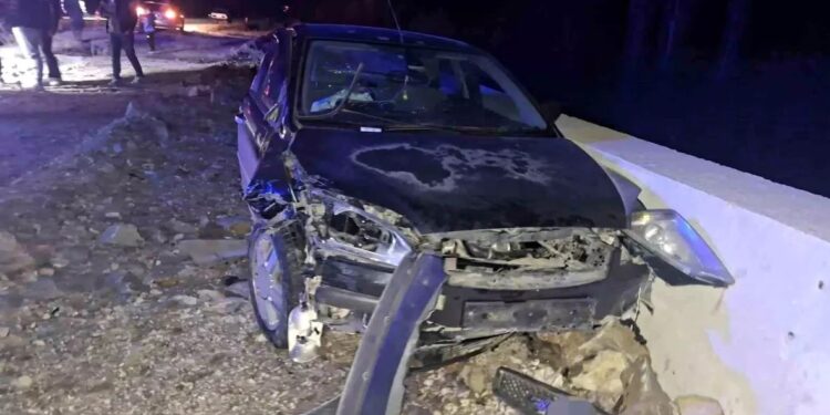 Minik avtomobili motosikletə çırpıldı: 2 yaralı