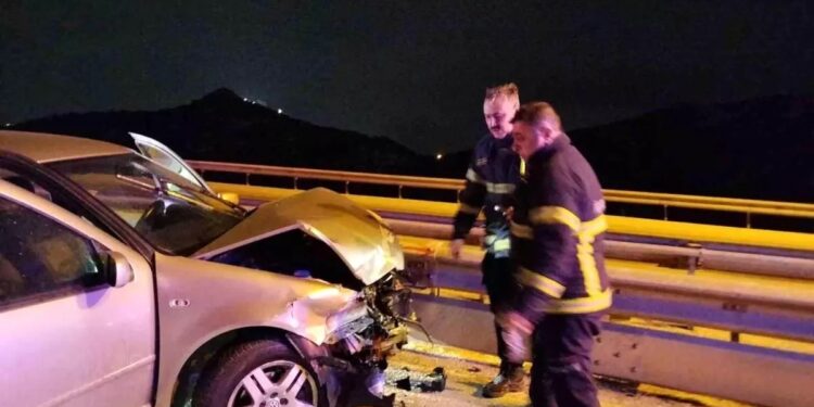 Avtomobil səkiyə çırpıldı: 1 yaralı