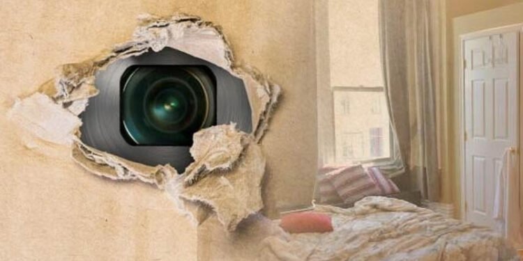 Bakıda yüksəkvəzifəli məmurun evinə kamera quraşdırıldı: 840 min dollar aldı